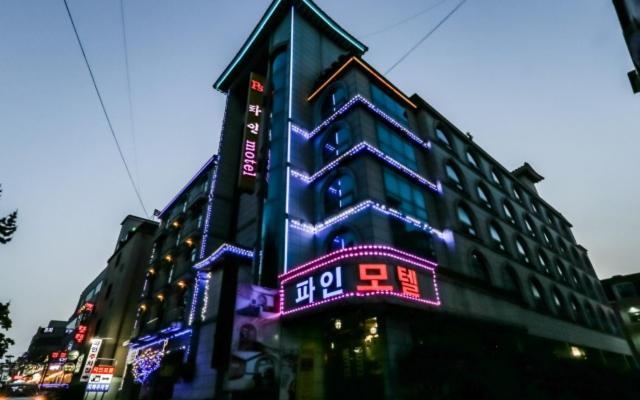 בוריאונג Pine Motel מראה חיצוני תמונה