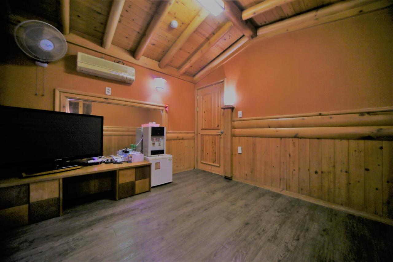 בוריאונג Pine Motel מראה חיצוני תמונה
