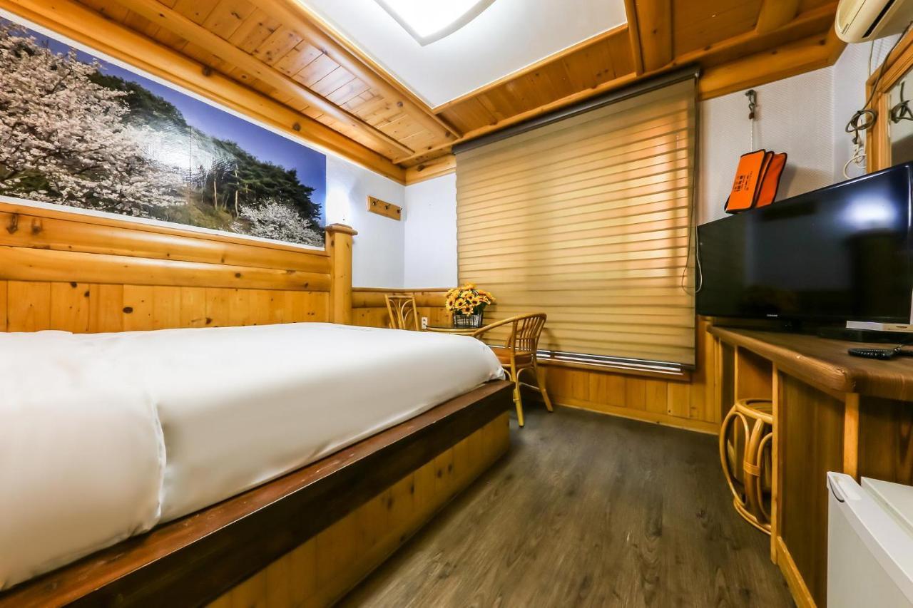 בוריאונג Pine Motel מראה חיצוני תמונה