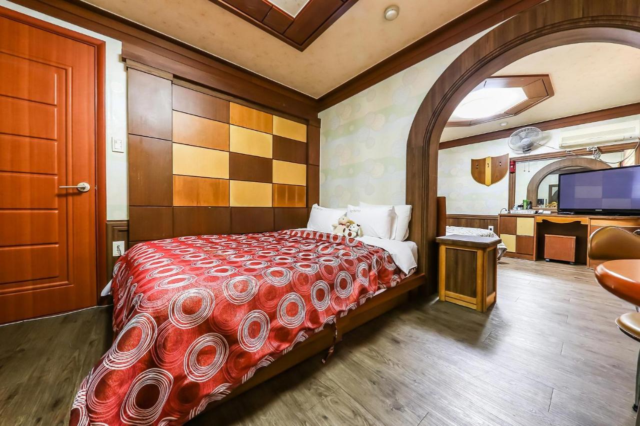 בוריאונג Pine Motel מראה חיצוני תמונה